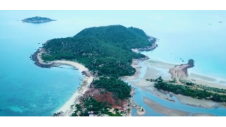 Biển Bình Tiên - Làng Bình Tiên Ninh Thuận được bao bọc bởi rừng cây và núi đá nên mặt biển khá yên lặng với bờ cát trắng thoai thoải, trải dài, biển trong xanh và khá sạch